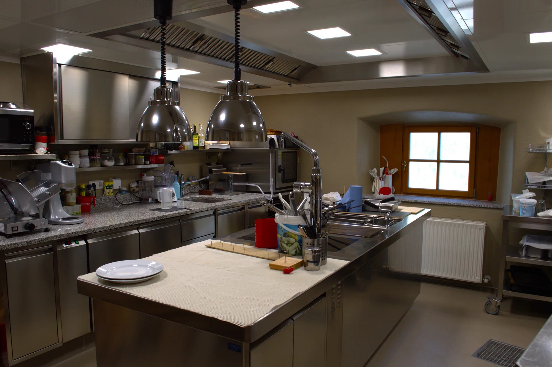 Cucina professionale del ristorante Orthammer