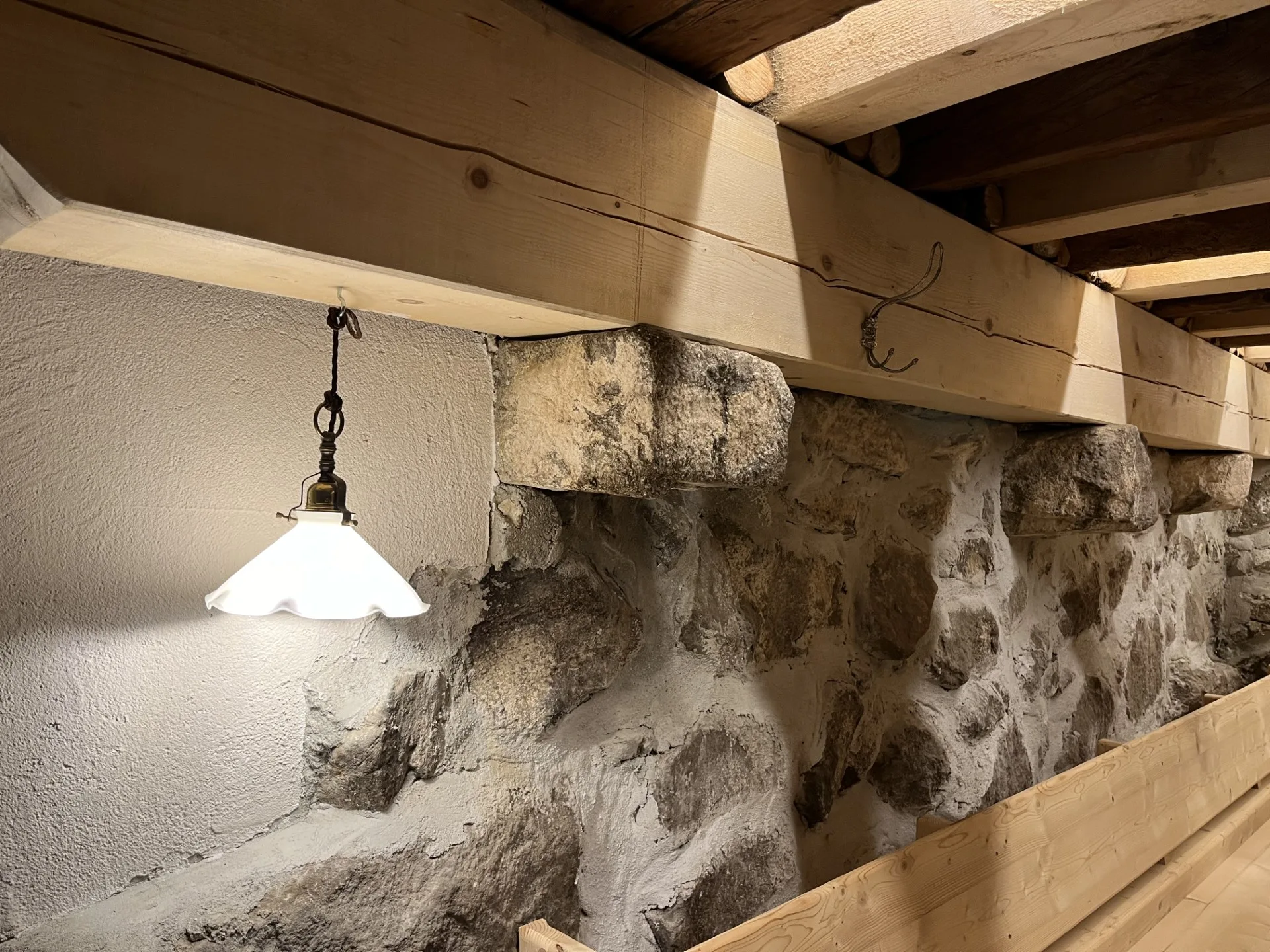 Dettaglio del muro in pietra e delle travi
